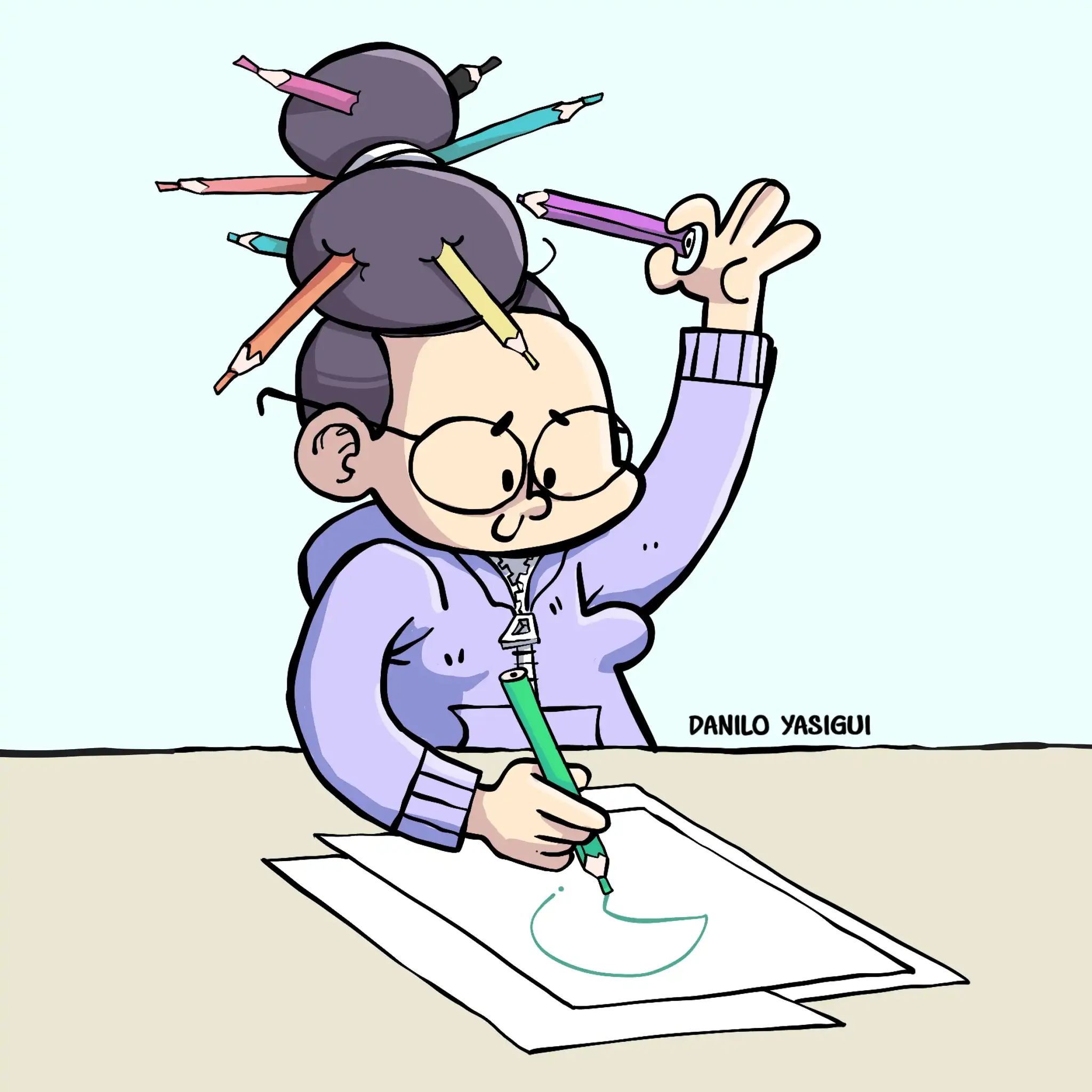 Este cartum mostra uma personagem concentrada em desenhar. Ela segura um lápis verde enquanto rabisca algo em uma folha de papel. A cena é divertida e inusitada: sua cabeça está cheia de lápis coloridos espetados no coque do cabelo, e ela retira mais um (um lápis roxo) de lá para usar. A personagem usa óculos e um moletom lilás com zíper e tem uma expressão calma e satisfeita. O estilo do desenho é leve e carismático, com traços simples e humor sutil — típico do artista Danilo Yasigui, cuja assinatura aparece no canto inferior direito.